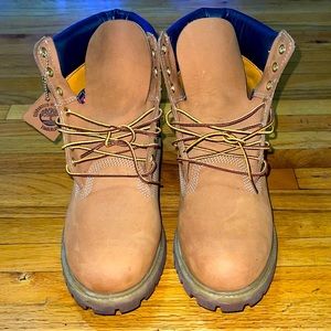 Timberland 6” Premium Boots
Color- Wheat Nubuck
Size- 9.5
Good Condition